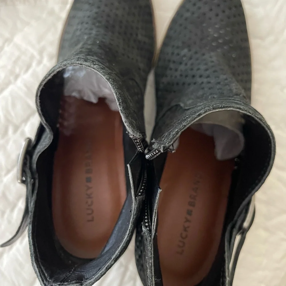 Lucky boot bootie size 8.5 black eyelet holes in suede - Picture 3 of 4
